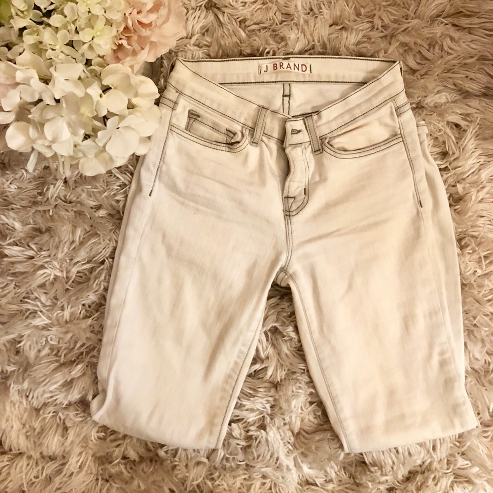 White high waisted jeans with a stiletto cut